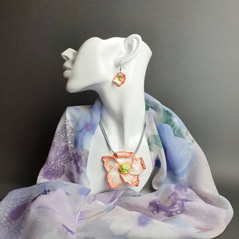Floral Harmony Schmuckset Keramik Halskette Für Frauen Handgefertigte Porzellan Ohrringe Natürlicher Blumen Anhänger Lachsfarben Geschenk Sie von VeryAmbitiousJewelry
