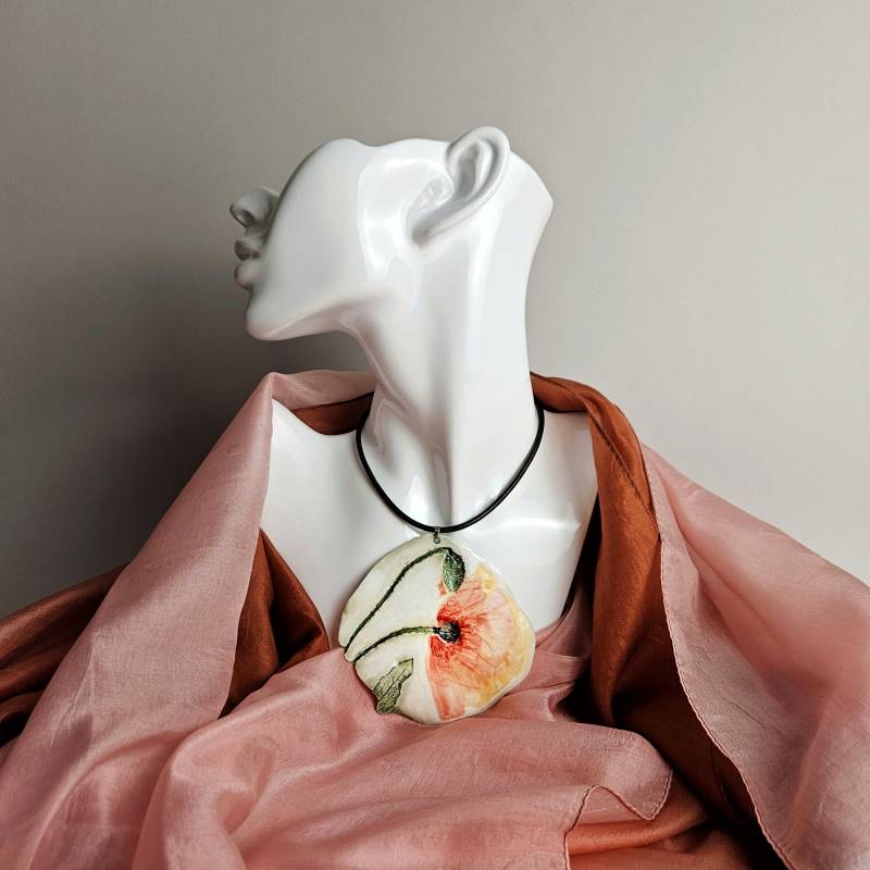 Scharlachrote Blüte Anhänger Roter Keramik Schmuck Für Frauen Handgemachte Halskette Aus Porzellan Natürliche Blumenabdrücke Geschenk Sie von VeryAmbitiousJewelry