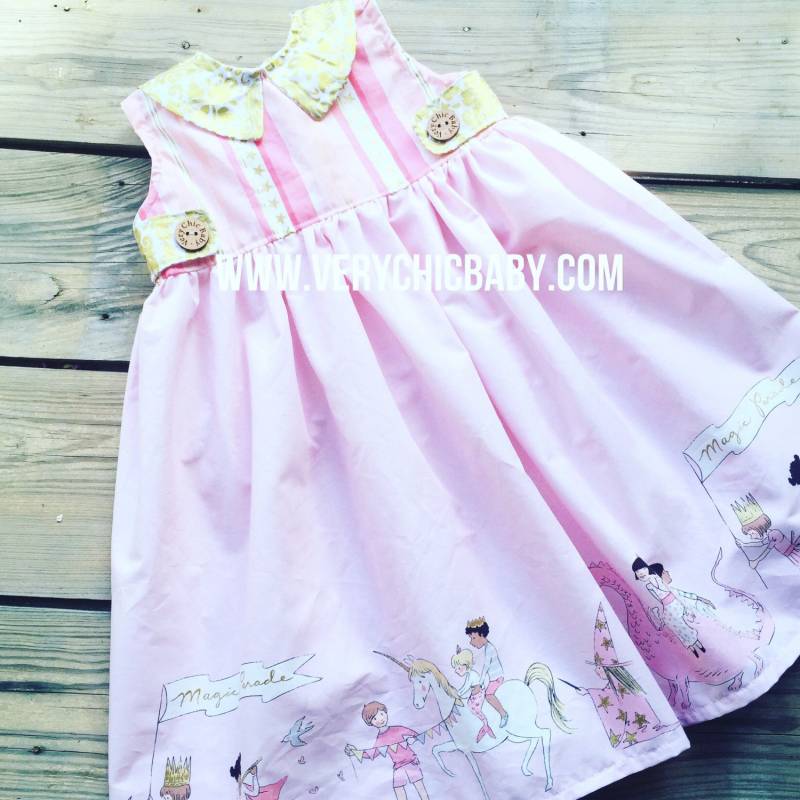 Kinder Pink Magic Parade Kleid, Einhorn-Druck, Kragen von VeryChicBaby