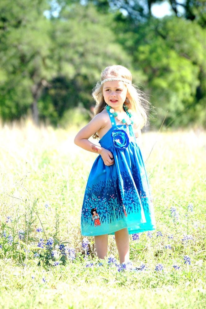 Mädchen Kleid Firefly, Sommer-Halterkleid, Blumennadel, Voller Rock von VeryChicBaby