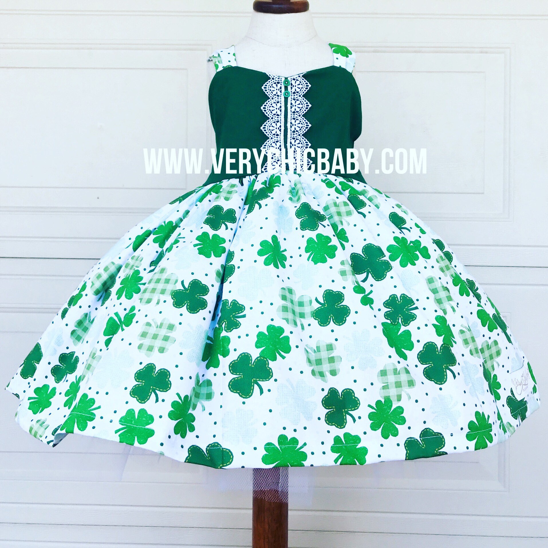 st Patricks Day Kleid, Vierblättriges Kleeblatt, Spitzendetail von VeryChicBaby