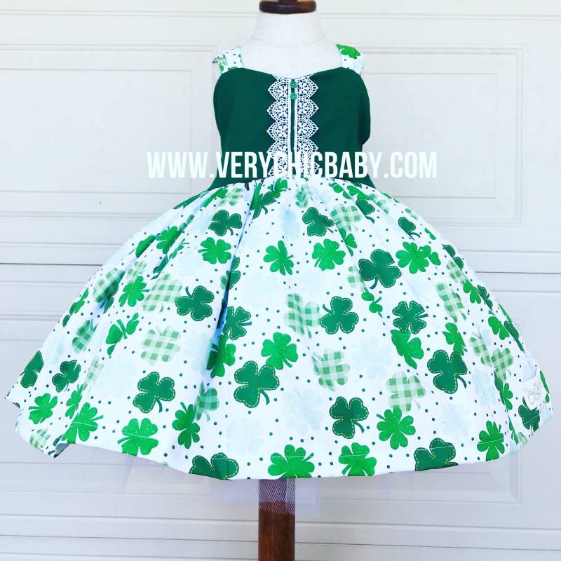 st Patricks Day Kleid, Vierblättriges Kleeblatt, Spitzendetail von VeryChicBaby