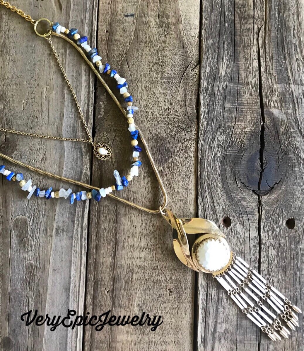 Reclaimed Vintage Boho Halskette, Weißer Anhänger, Multi Strang Tragbare Kunst, Moderne Hippie, Assemblage Halskette Reclaimed Vintage Boho Halskette, Weißer Anhänger, Multi Strang Tragbare Kunst, Moderne Hippie, Assemblage Halskette von VeryEpicJewelry