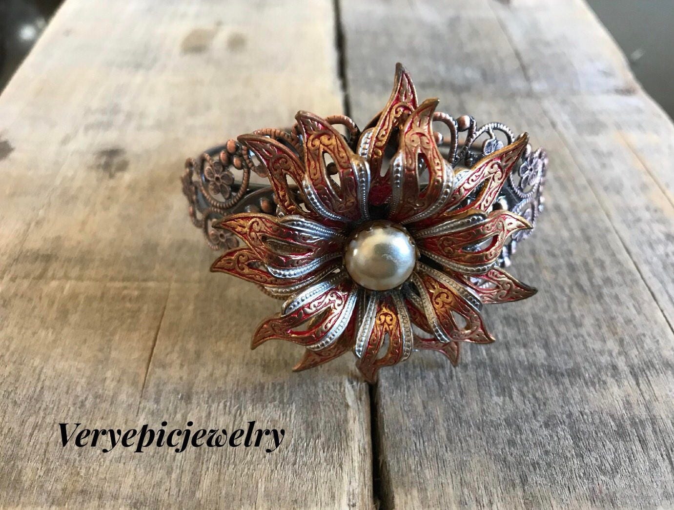 Recycled Kupfer Und Silber, Reich Verzierte Blume Armband, Wiederverwendete Schmuck, Vintage Brosche Upcycled, Montage Armreif, Statement Armreif Recycled Kupfer Und Silber, Reich Verzierte Blume Armband, Wiederverwendete Schmuck, Vintage Brosche Upcycled, Montage Armreif, Statement Armreif von VeryEpicJewelry