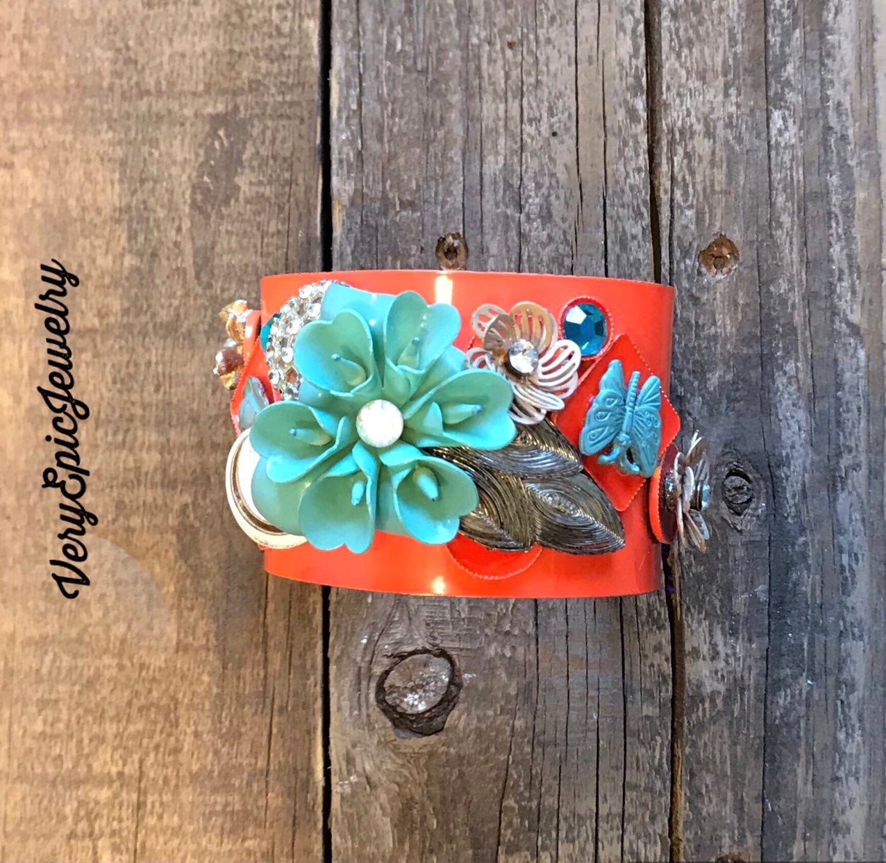 Umfunktioniertes Manschettenarmband, Upcycled Armreif, Vintage Blumen Brosche Armband, Charms, Shabby Chic Manschette Armband Umfunktioniertes Manschettenarmband, Upcycled Armreif, Vintage Blumen Brosche Armband, Charms, Shabby Chic Manschette Armband von VeryEpicJewelry