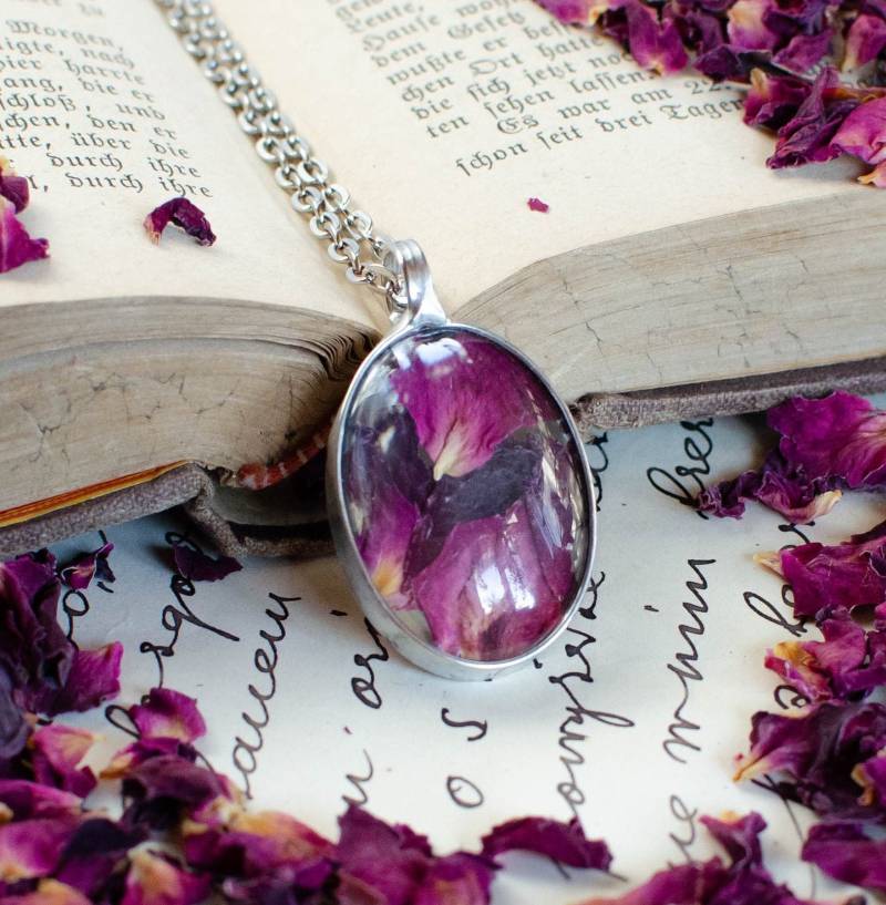 Kleine Ovale Rose Halskette, Getrocknete Rosenblätter, Terrarium Pflanzenschmuck, Zinn Gelöteter Schmuck Echte Blume Waldblumenkind Kleine Ovale Rose Halskette, Getrocknete Rosenblätter, Terrarium Pflanzenschmuck, Zinn Gelöteter Schmuck Echte Blume Waldblumenkind von VeryMeadow