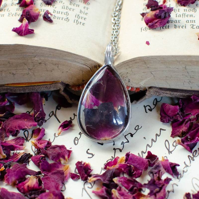 Kleine Tropfen Rose Halskette, Getrocknete Rosenblätter, Terrarium Pflanzenschmuck, Zinn Gelöteter Schmuck Echte Blume Waldblumenkind Kleine Tropfen Rose Halskette, Getrocknete Rosenblätter, Terrarium Pflanzenschmuck, Zinn Gelöteter Schmuck Echte Blume Waldblumenkind von VeryMeadow