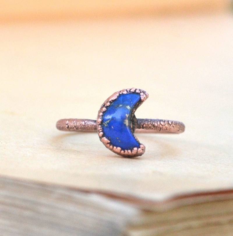 Lapis Lazuli Mond Ring Größe Us, Rohschmuck, Kupfer Elektrogeformt, Halbmond, Knöchelring, Midi Stacking, Mondphasen Lapis Lazuli Mond Ring Größe Us, Rohschmuck, Kupfer Elektrogeformt, Halbmond, Knöchelring, Midi Stacking, Mondphasen von VeryMeadow