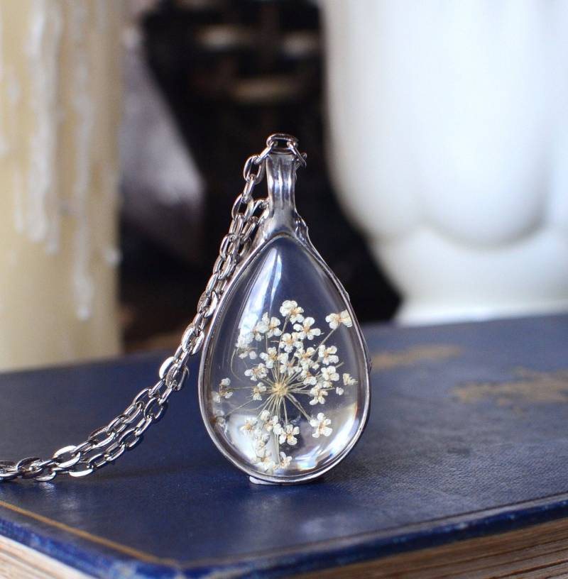 Queen Anne's Lace Halskette - 12 Farben, Tropfen, Perfektes Geschenk, Naturliebhaber, Blau Rosa Orange Weiß Lavendel Rot Braun Lila Gepresste Blume Queen Anne's Lace Halskette - 12 Farben, Tropfen, Perfektes Geschenk, Naturliebhaber, Blau Rosa Orange Weiß Lavendel Rot Braun Lila Gepresste Blume von VeryMeadow