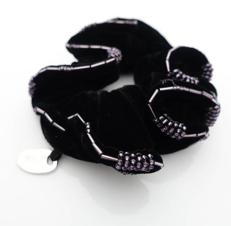 Perlenborte Schwarz Samt Scrunchie Luxus Haargummi von VeryShine