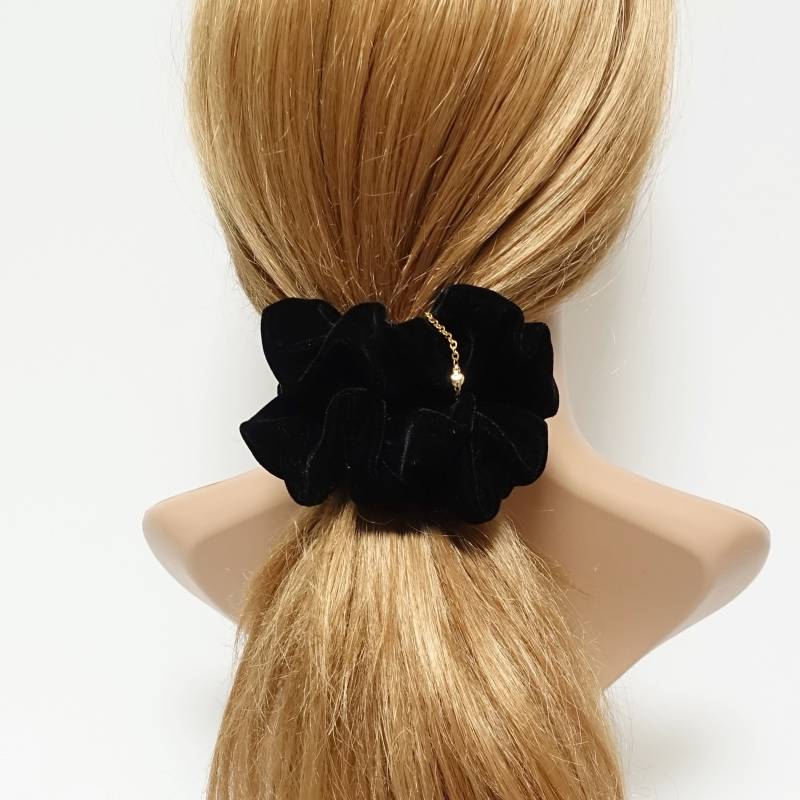 Schwarzer Samt Scrunchie Haar Accessoire Aus Weichem Stoff Mit Goldener Kette von VeryShine