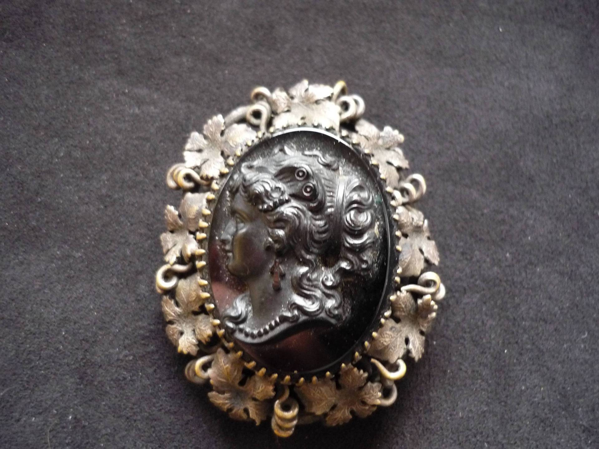 Riesige Alte Gemmenbrosche - Onyx Silber Weinlaub Ranke von VerySmartThings