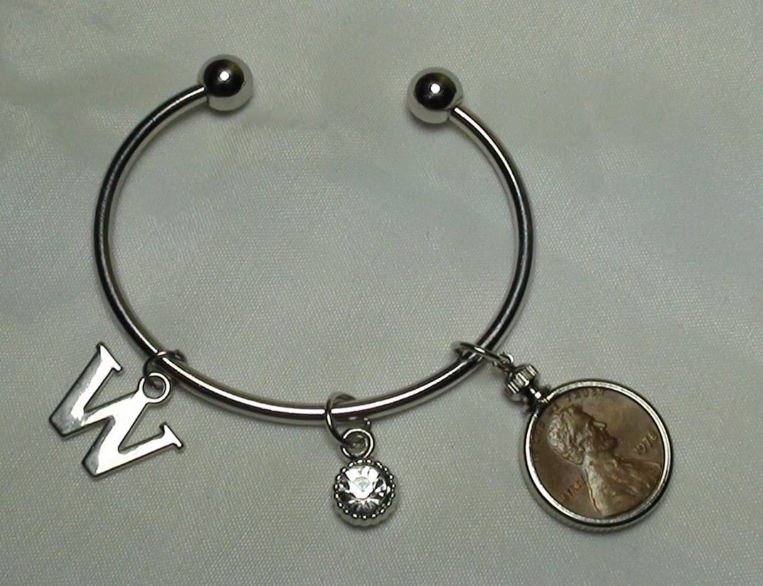 Penny Lünette Armband Bettelarmband Mit Initiale Und Klare Bead Charm, Wählen Sie Jahr Brief, Birthstone Schmuck, Jubiläum, Grad Geschenk von VeryUniqueAndAntique