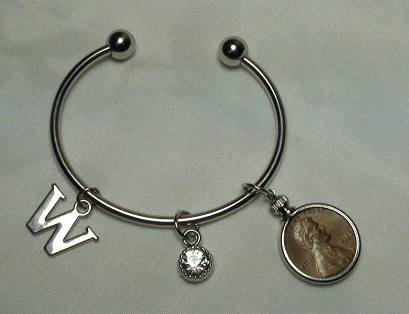 Penny Lünette Armband Bettelarmband Mit Initiale Und Klare Bead Charm, Wählen Sie Jahr Brief, Birthstone Schmuck, Jubiläum, Grad Geschenk von VeryUniqueAndAntique