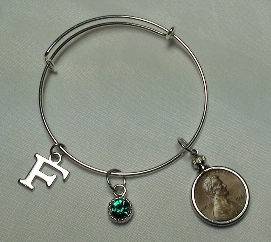 Penny Lünette Armreif Armband Mit Aus - Und Grüne Perle Charme Wählen Sie Jahr Brief, Geburtstag, Jubiläum, Einzigartig, Geschenke Für Mädchen Penny Lünette Armreif Armband Mit Aus - Und Grüne Perle Charme Wählen Sie Jahr Brief, Geburtstag, Jubiläum, Einzigartig, Geschenke Für Mädchen von VeryUniqueAndAntique