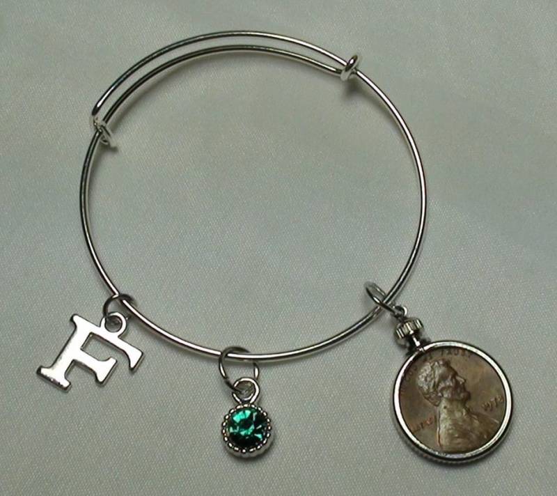Penny Lünette Armreif Armband Mit Aus - Und Grüne Perle Charme Wählen Sie Jahr Brief, Geburtstag, Jubiläum, Einzigartig, Geschenke Für Mädchen Penny Lünette Armreif Armband Mit Aus - Und Grüne Perle Charme Wählen Sie Jahr Brief, Geburtstag, Jubiläum, Einzigartig, Geschenke Für Mädchen von VeryUniqueAndAntique