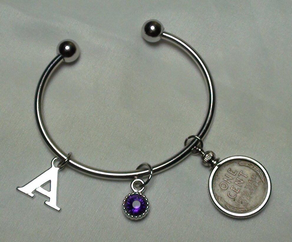 Weizen Zurück Penny Charme Lünette Armreif Mit Aus - Und Lila Perle Charme, Sie Wählen Jahr Brief, Geburtstag, Jubiläum, Sweet 16 von VeryUniqueAndAntique