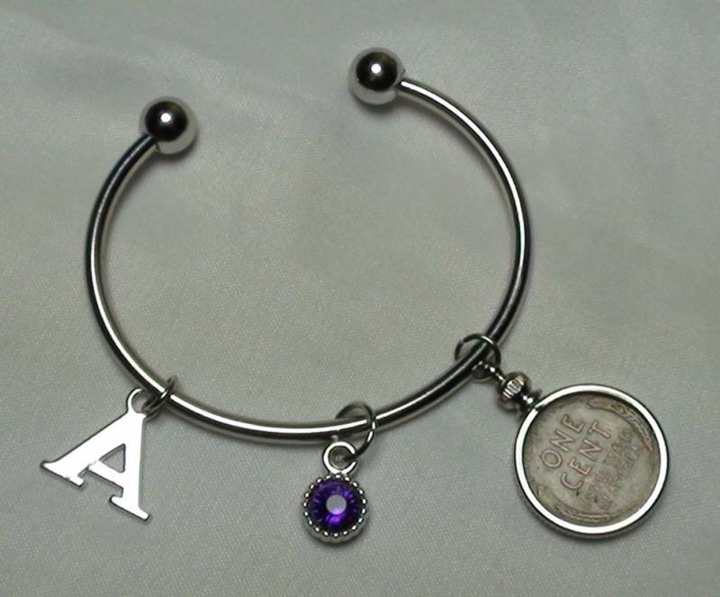 Weizen Zurück Penny Charme Lünette Armreif Mit Aus - Und Lila Perle Charme, Sie Wählen Jahr Brief, Geburtstag, Jubiläum, Sweet 16 von VeryUniqueAndAntique