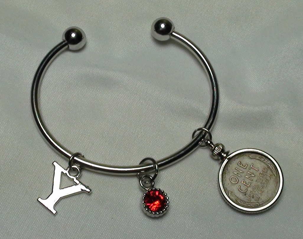 Weizen Zurück Penny Charme Lünette Armreif Mit Aus - Und Rote Perle Charme, Sie Wählen Jahr Brief, Geburtstag, Jubiläum, Neue Mutter, Liebe von VeryUniqueAndAntique