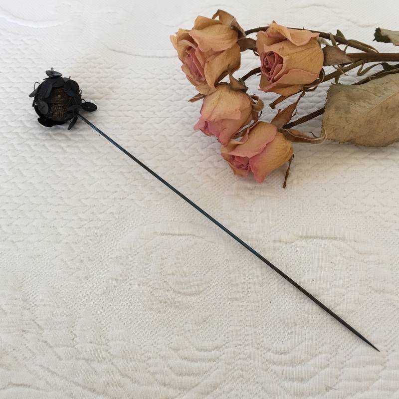 Antike Schwarze Pailletten Ball-Hutnadel. Naturholz Typ Ball in Schwarzer String Mit Schwarzen Genäht Auf Bedeckt. Sehr Alte Hutnadel von VeryVictorianStudio