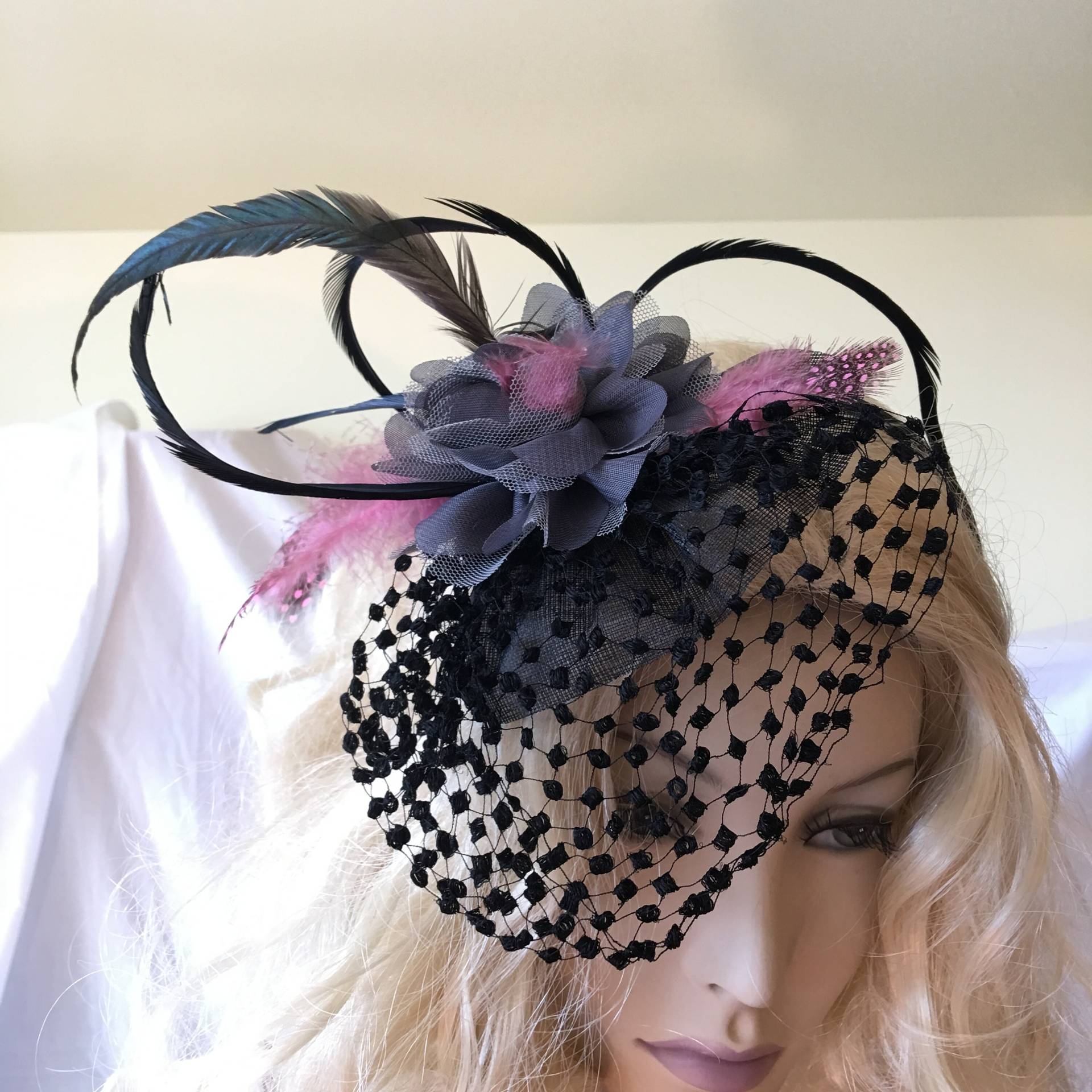 Fascinator Hut, Grau Schiere Netz Blume Mit Rosa Schwarz Gepunktet Federn, Schillernden Hahn Coque Federn Und Schwarzen Schleier. Stirnband Clip von VeryVictorianStudio