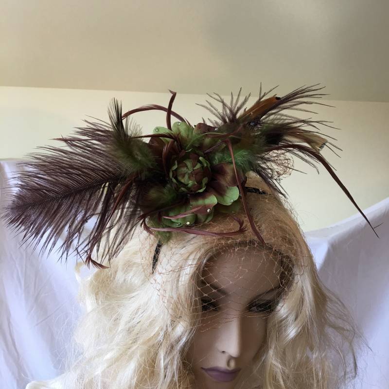Fascinator Hut, Grüne Und Braune Blume, Marabou Federn Eine Straußenfeder in Braun. Schwarzes Stirnband Haarspange von VeryVictorianStudio