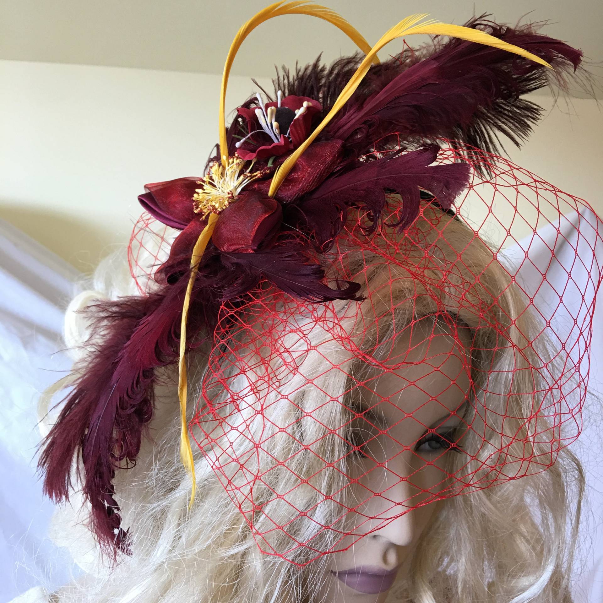 Fascinator Mit Mohn Und Rot Schiere Blume Strauß Lockige Rote Federn. Roter Vogel Käfig Schleier. Stirnband, Clip On. Gelbe Biot von VeryVictorianStudio