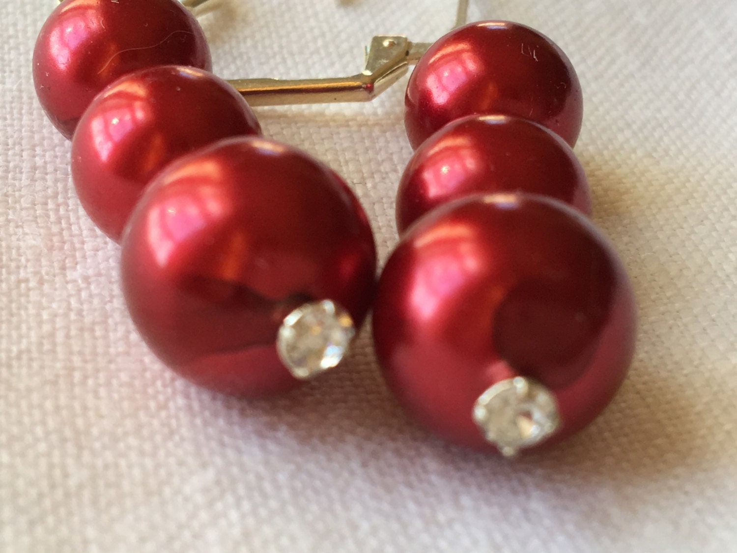 Handgefertigte Ohrstecker. Fuchsie Rot 3 Perlenohrringe Mit Strass Spitze. Sichern Sie Haken Zurück Silber Ohrhänger Ohrringe von VeryVictorianStudio