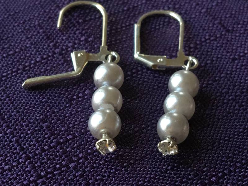 Handgefertigte Ohrstecker. Silber 3 Perlen-Ohrringe Mit Strass Spitze. Sichern Sie Haken Zurück Ohrhänger Ohrringe von VeryVictorianStudio