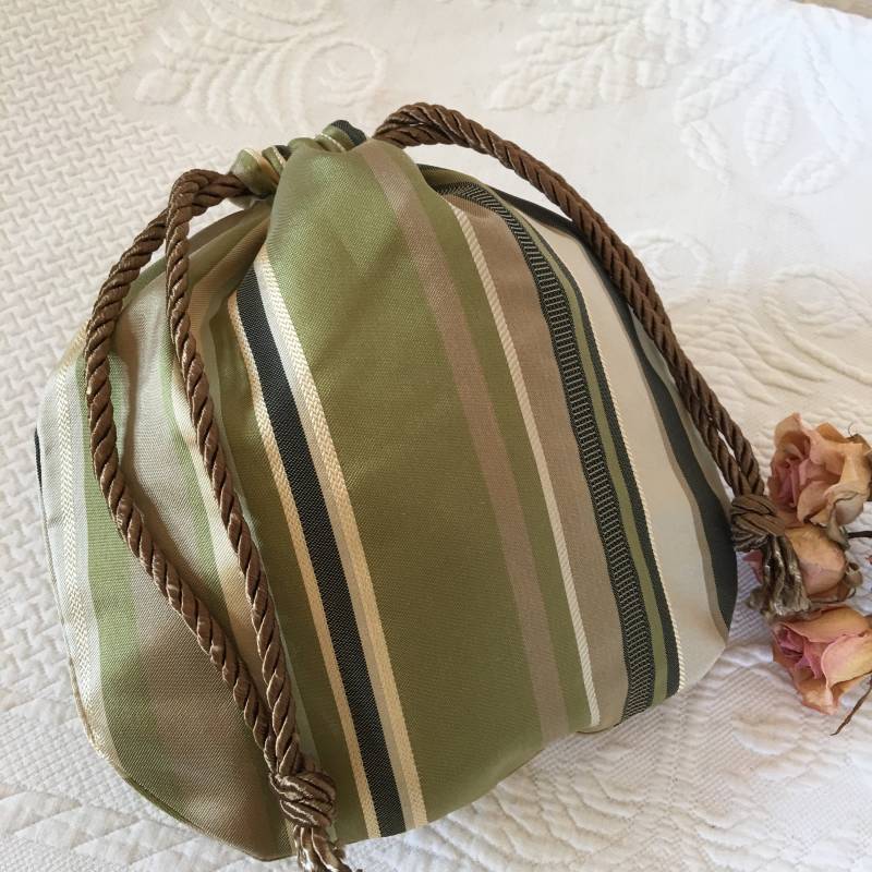 Handgemachte Geldbörse Aus Seide. Grüne, Braune Und Tannen Gestreifte Gedrehte Kordelschnur An Dieser Runden Geldbörse. Regency, Prom Oder von VeryVictorianStudio