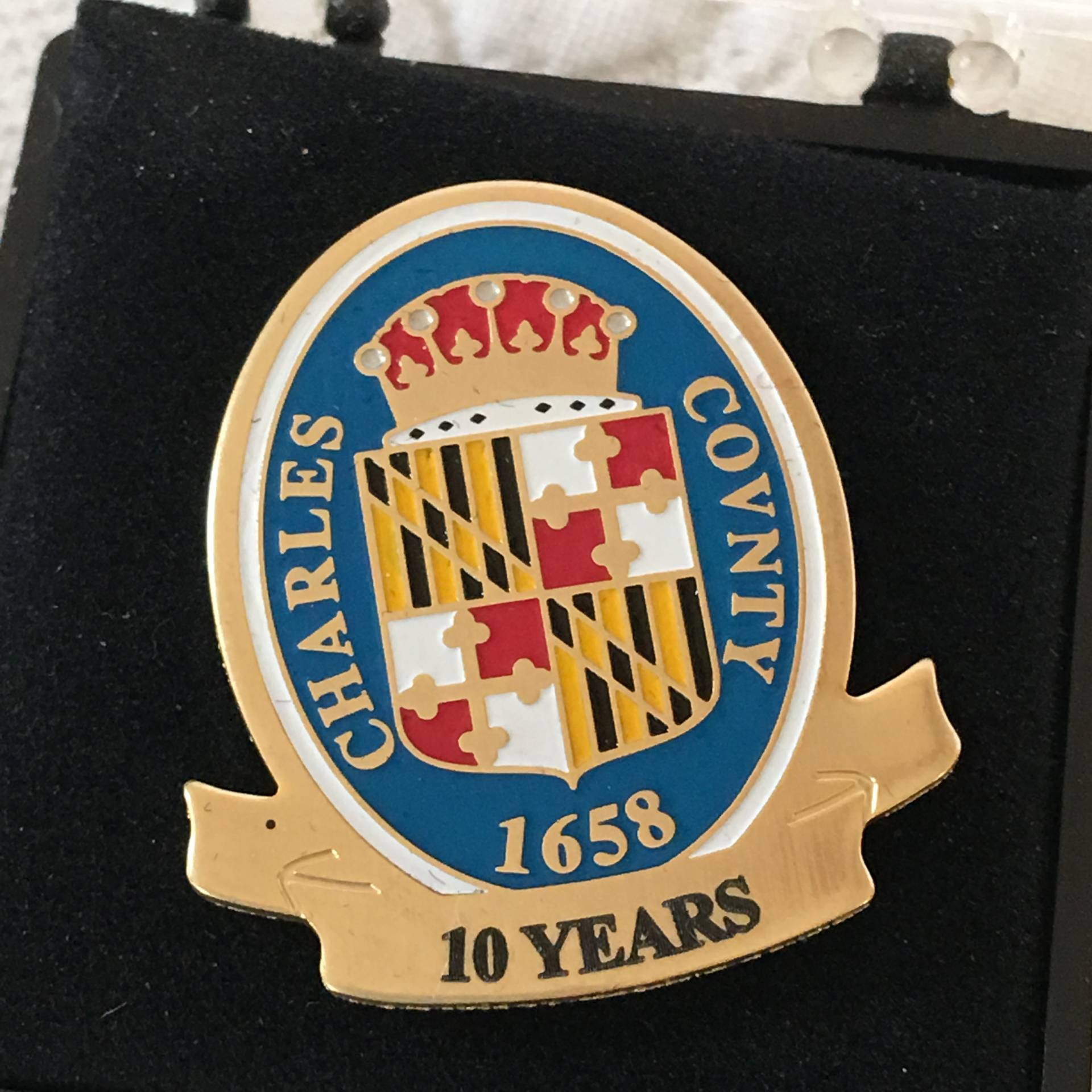 Jahrgang 1958 Charles County Präsentation Pin Für 10 Jahre Service. Wappen Mit Crown Design Oder County. Lock Backing von VeryVictorianStudio