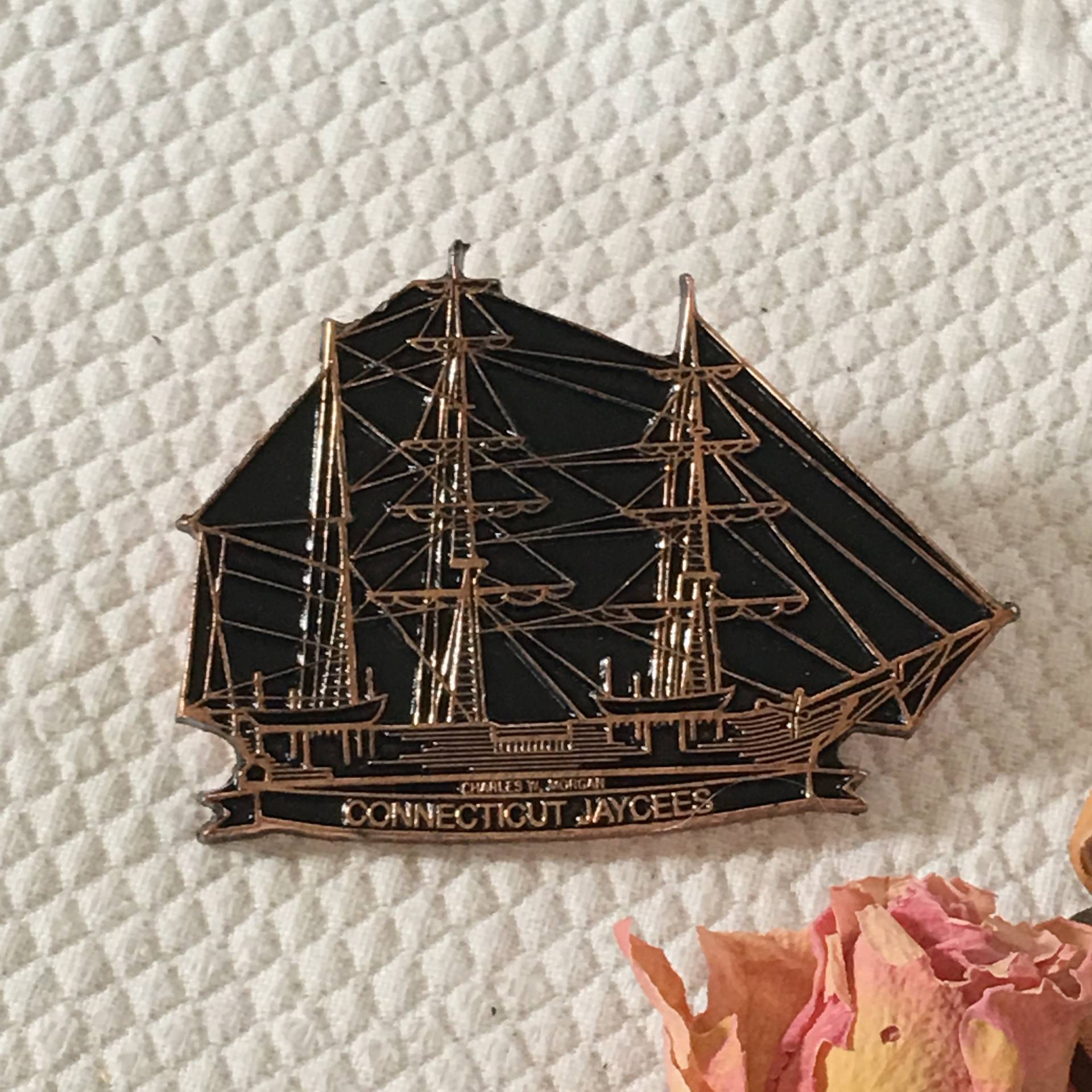 Jahrgang Connecticut Jaycees Schiff Pin in Kupfer Und Schwarz. Charles W. Morgan Geschrieben Unter Schiff von VeryVictorianStudio