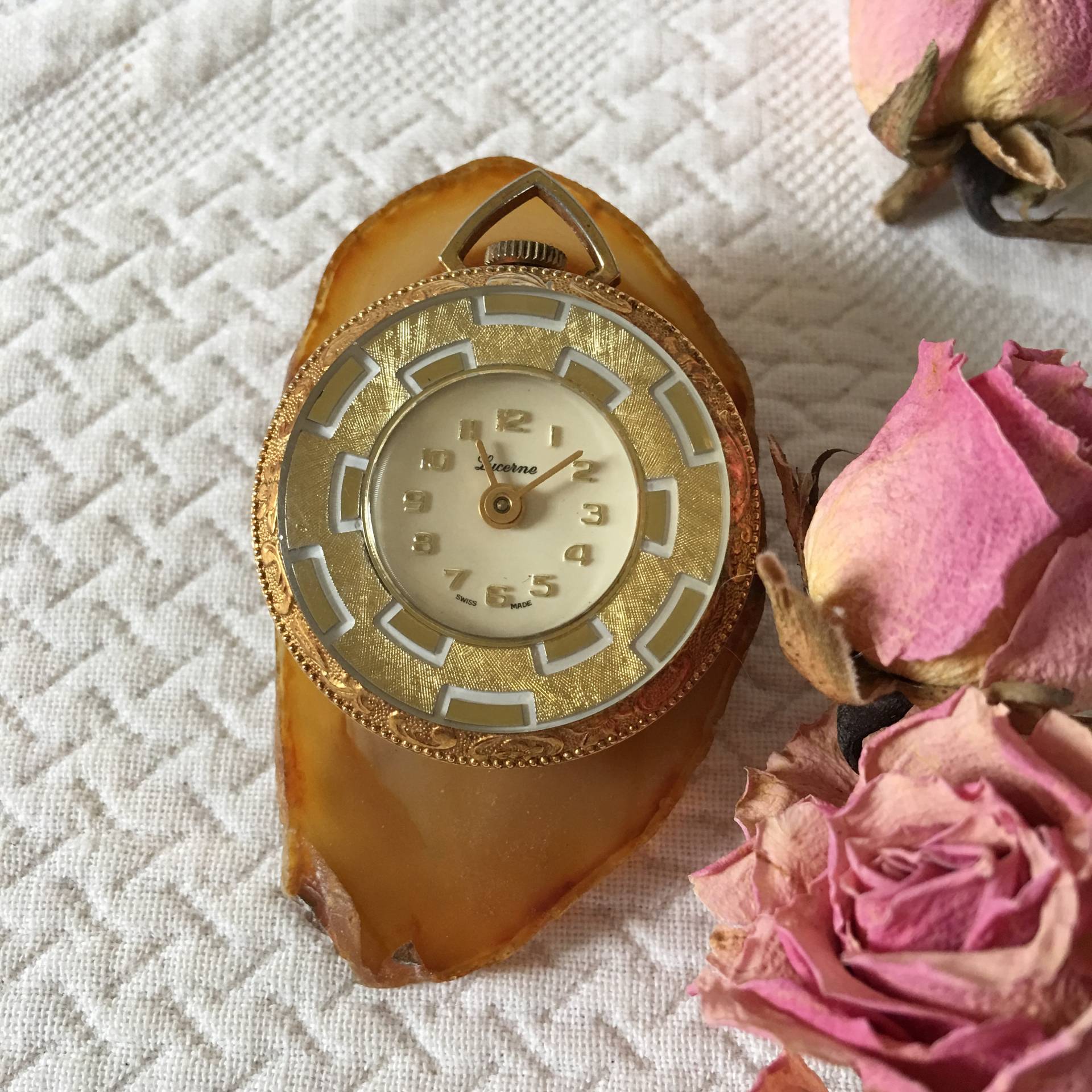 Jahrgang Des Bernsteins Scheibe Mit Schöne Goldene Uhr Anhänger Geklebt. Nicht Sicher, Es Funktioniert. Luzern Schweizer Auf Amber Stein Gemacht von VeryVictorianStudio