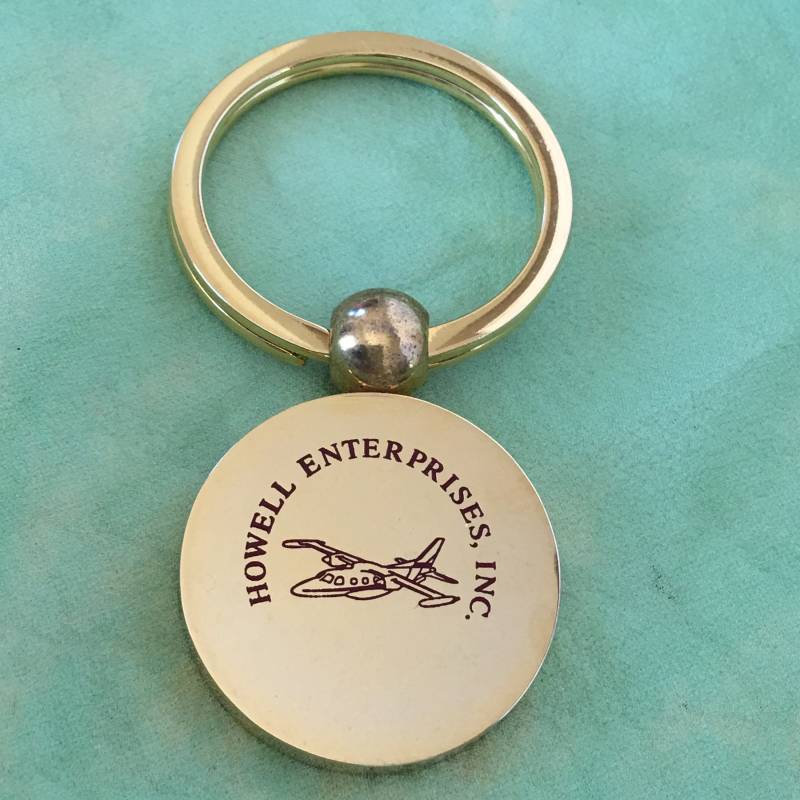 Jahrgang Flugzeug Schlüsselanhänger. Howell Unternehmen, Inc. Mit Einem Bild Von Mu2 Turboprop-Flugzeug. Schlüsselanhänger Gold Disk von VeryVictorianStudio
