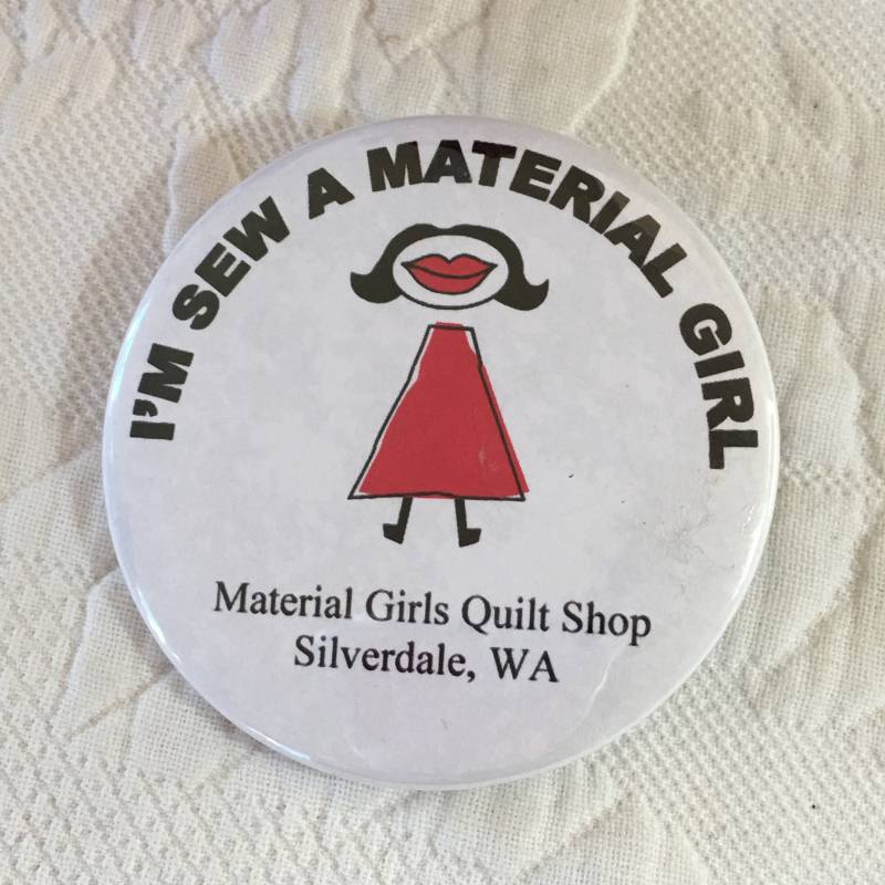 Jahrgang Ich Bin Nähen Eine Material Mädchen-Pin. Von Materiellen Mädchen Quilt Shop, Silverdale, Wa. Tolles Sammlerstück Taste Pin Nähen von VeryVictorianStudio