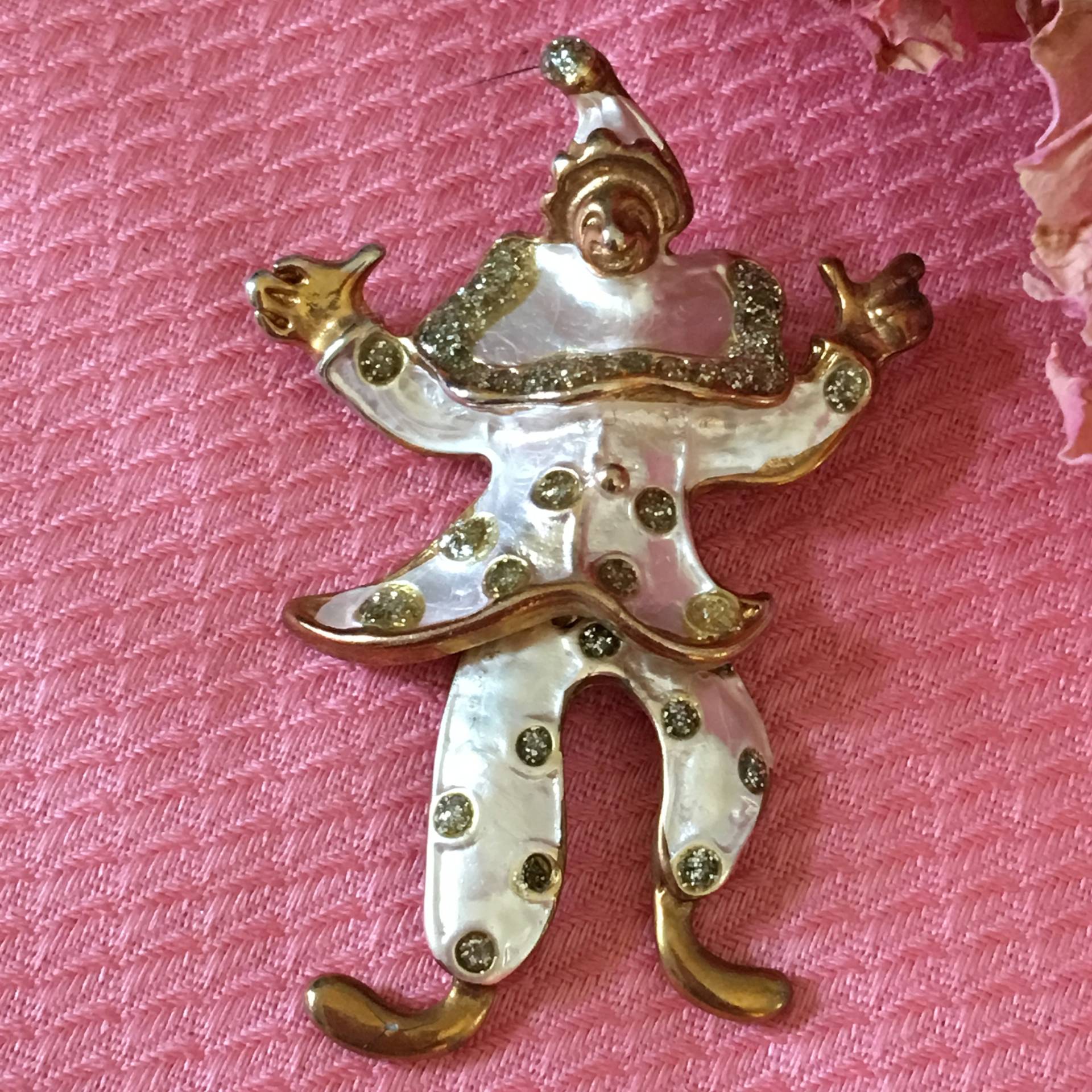 Jahrgang Jester Mit Baumelnden Beinen Brosche. Die Beine Hängen Locker An Der Taille Also Die Tanzen. Gold Und Pearlized Lackierung von VeryVictorianStudio