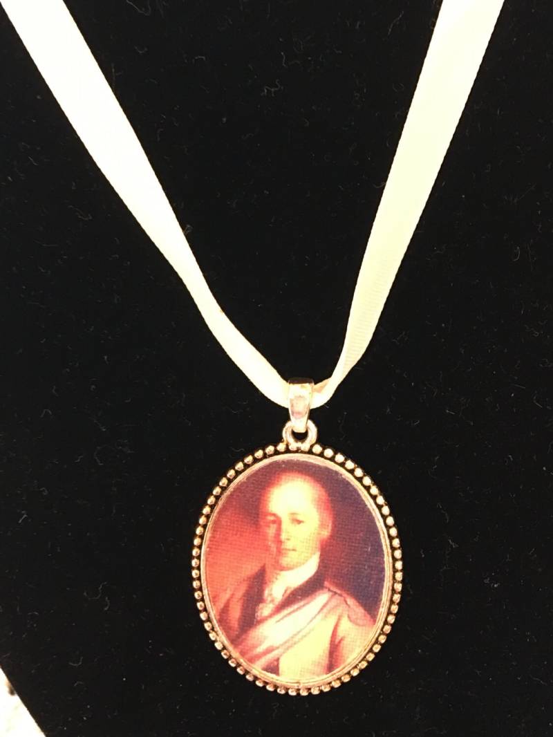 Leinen Anhänger, Handgemachte Faux Ölgemälde Portrait Anhänger Für Zeit Reenacting. Silber Metallrahmen, Auf Anhänger von VeryVictorianStudio