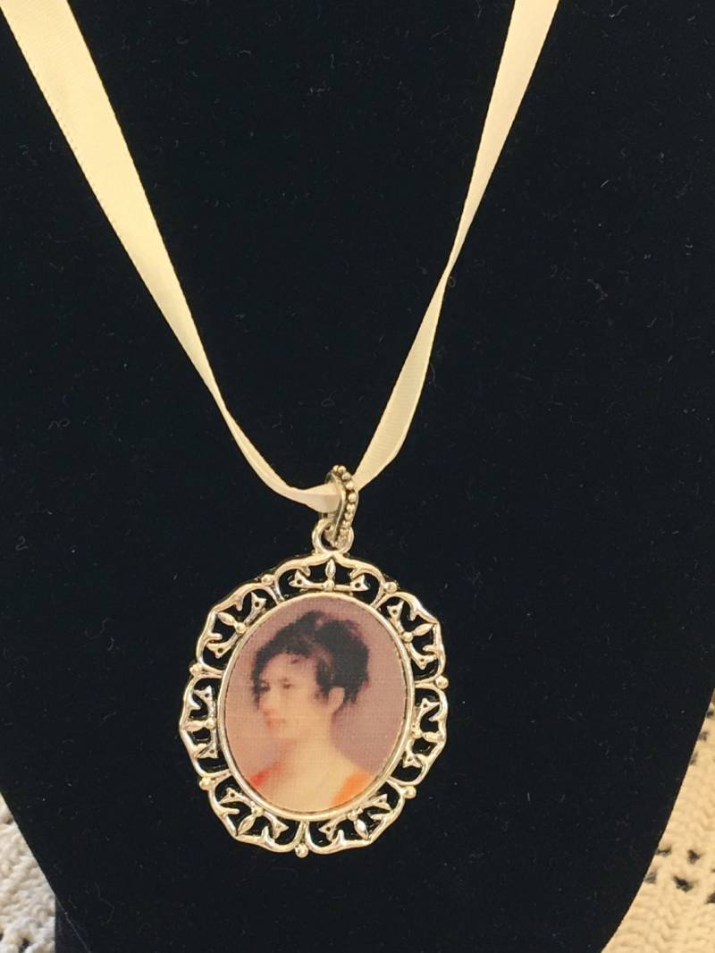 Leinen Anhänger, Handgemachte Faux Ölgemälde Portrait Anhänger Für Zeit Reenacting. Silber Metallrahmen, Auf Anhänger von VeryVictorianStudio