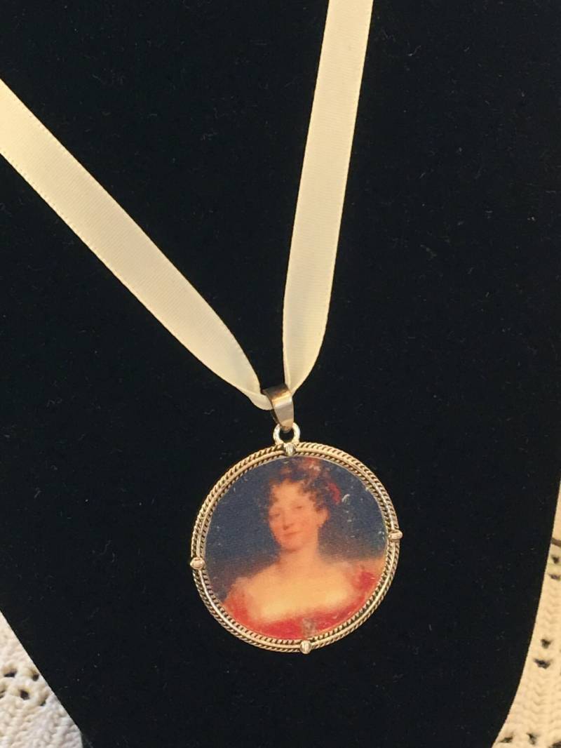 Leinen Anhänger, Handgemachte Faux Ölgemälde Portrait Anhänger Für Zeit Reenacting. Silber Metallrahmen, Auf Anhänger von VeryVictorianStudio