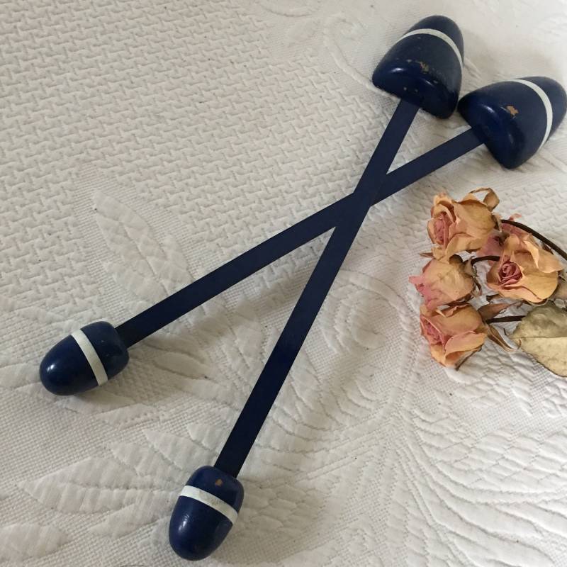 Maritimes Schuhspanner-Paar. Marineblau Mit Weißen Streifendesigns Auf Diesen Schuhdehnern Aus Holz Und Metall von VeryVictorianStudio