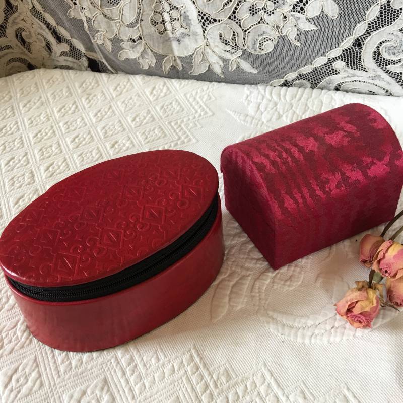 Paar Rote Schmuckschatullen. Moire Stoff Bezogene Gewölbte Box Mit Quaste Und Geprägtem Schafleder Ablage Reißverschluss von VeryVictorianStudio