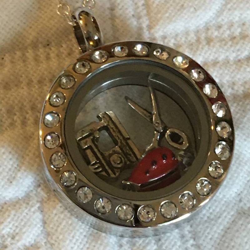 Silber Sewing Themed Locket Mit Strasssteinen. Doppelglieder 45 cm 4 Anhänger Schere, Nähmaschine, Marienkäfer, Und Strass von VeryVictorianStudio