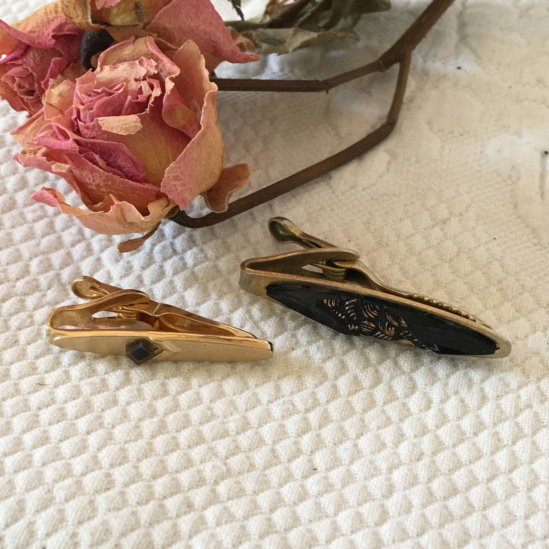 Vintage 2 Tie Clips Mit Schwarz Auf Gold. One Swank, With Gold Arrow Design Square Of Black Glass, & Designs von VeryVictorianStudio