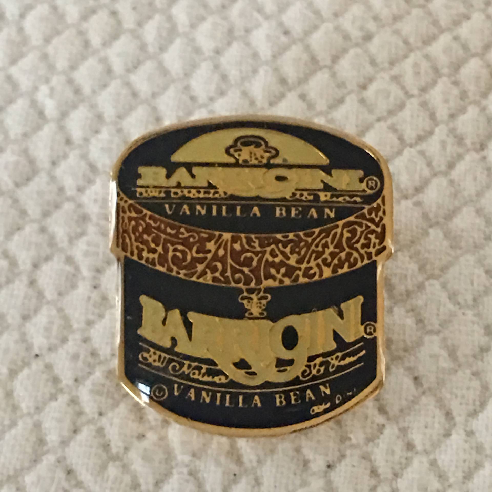 Vintage 6 Pins Für Barricini Vanilla Bean. Sieht Aus Wie Ein Eiscreme-Tub. Bogus Pin. Keine Firma Außer Candy Mit Diesem Namen. Firmenfehler von VeryVictorianStudio