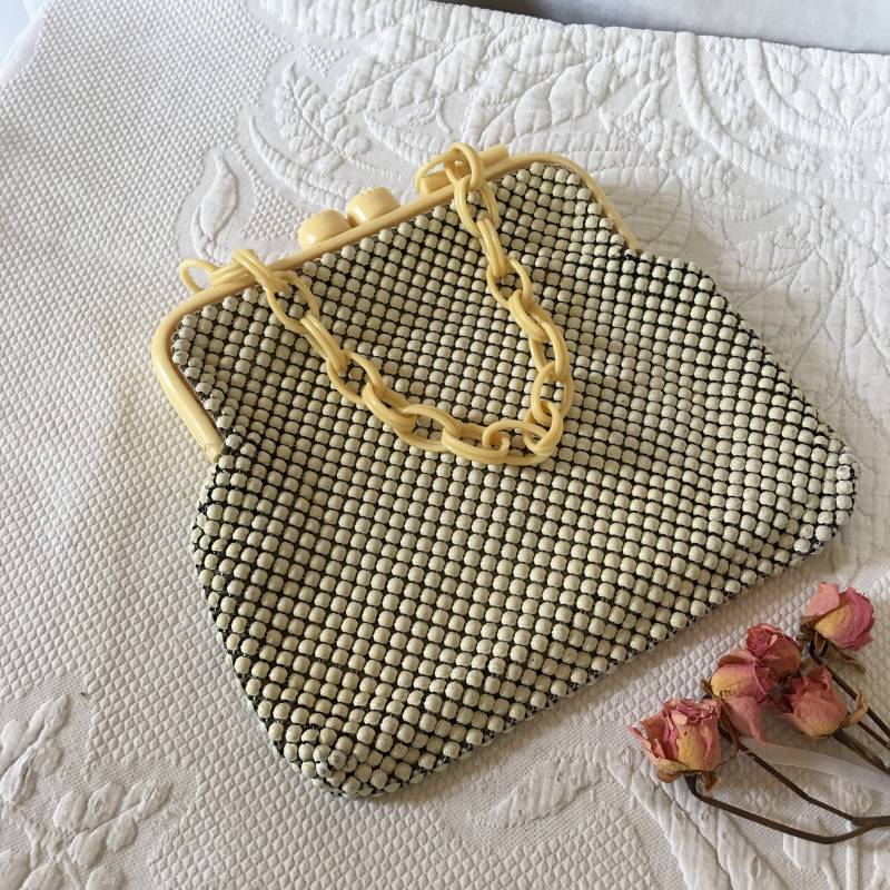 Vintage Alumesh Off White Handtasche Von Whitting Und Davis. Schöne Marine Blau Futter Mit Spiegel in Der Tasche. Kunststoff-Rahmen-Kettengriff von VeryVictorianStudio