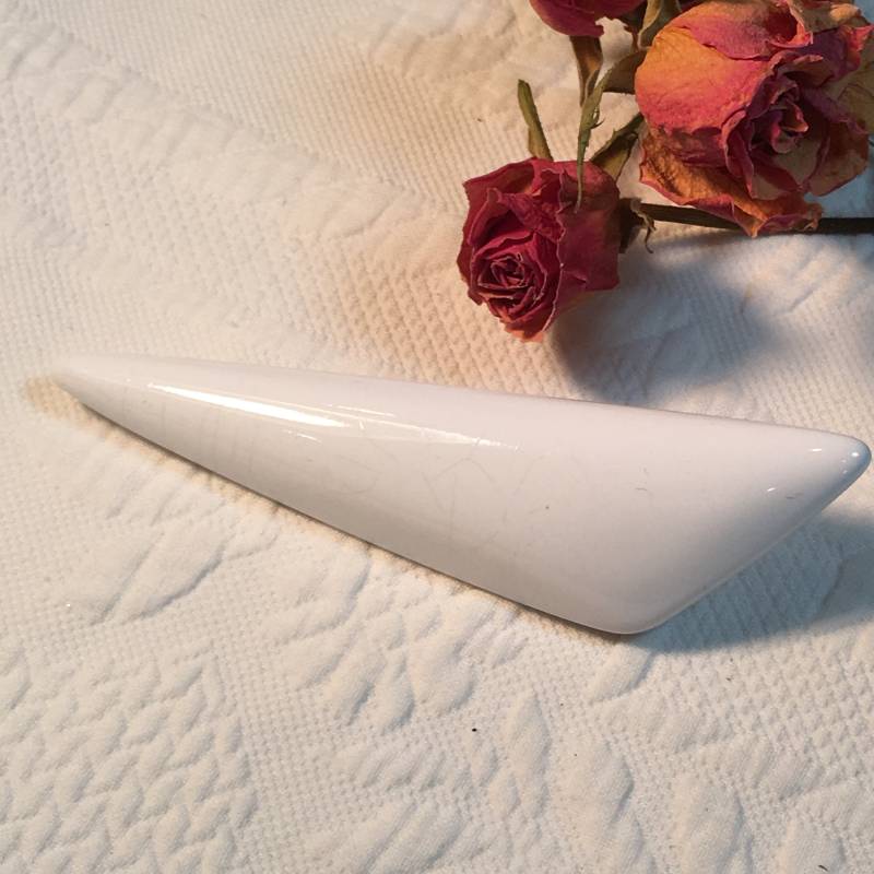 Vintage Art Deco Kunststoff Dreieck Geformt Pin Brosche. Moderne Form Akzent Für Mantel, Jacke Oder Hut von VeryVictorianStudio