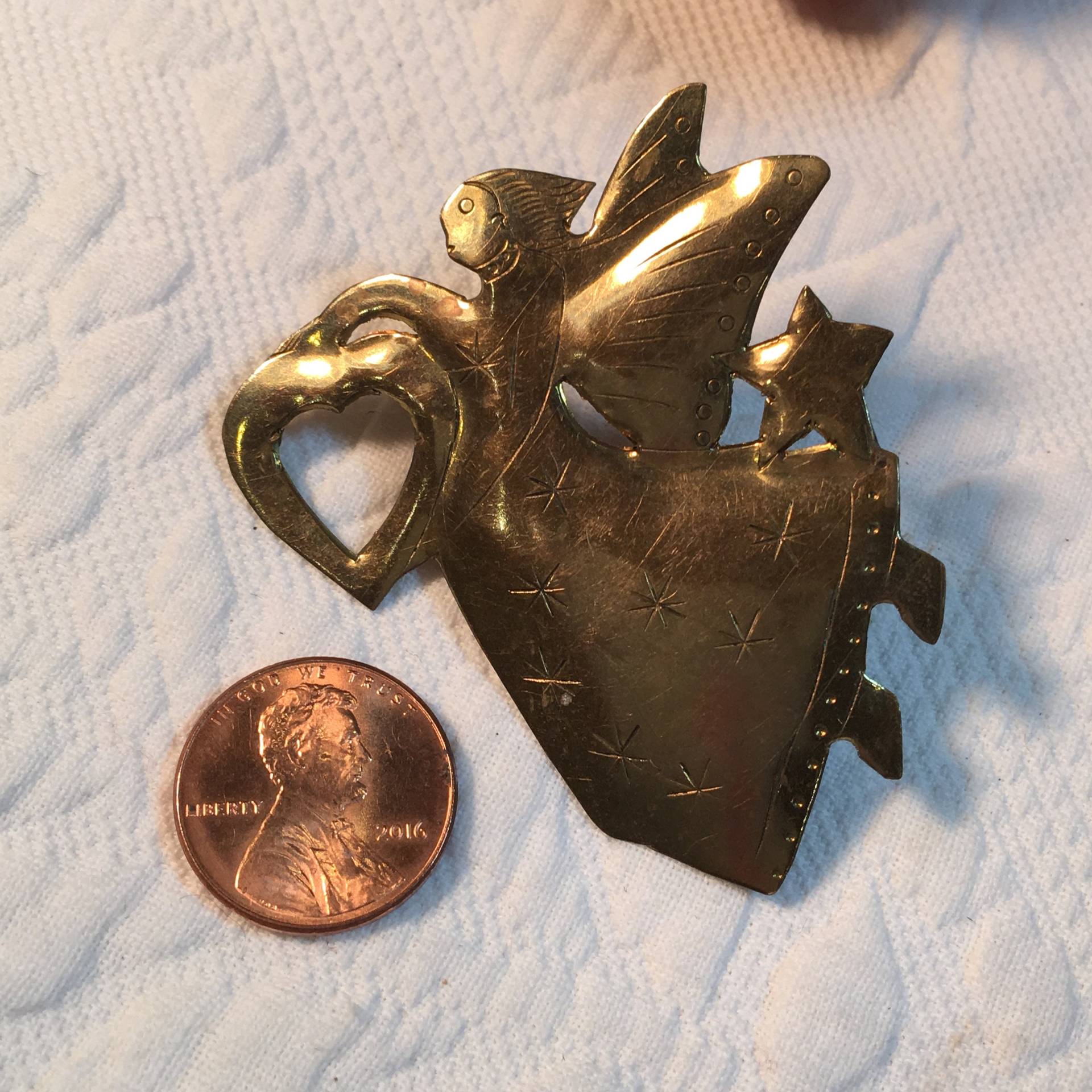 Vintage Ausgeschnitten Messing Engel Pin Brosche. Mit Stern Halten Ein Offenes Herz. Geätzte Details Auf Kleid Und Flügel von VeryVictorianStudio