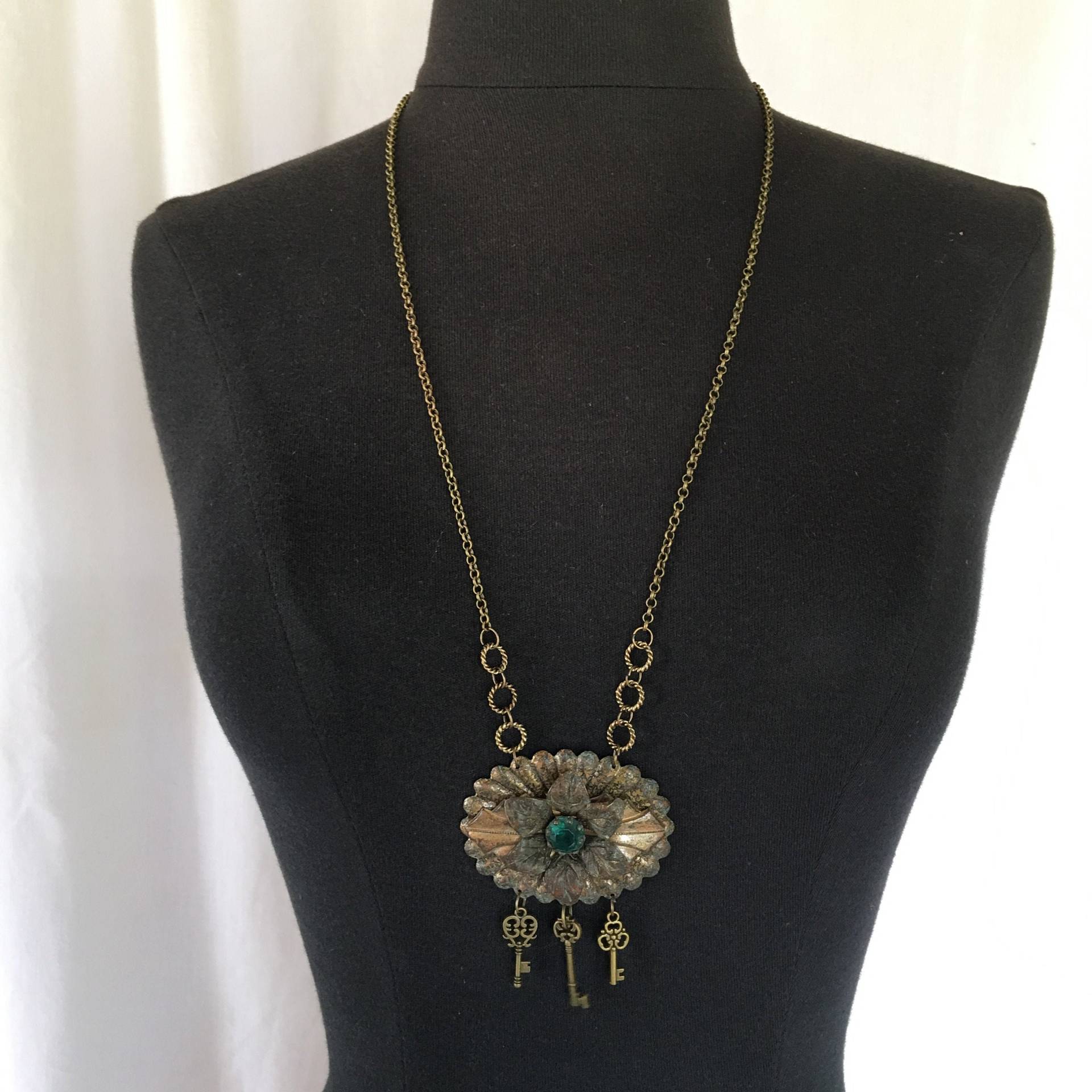 Vintage Brosche Remade Into Eine Halskette. Grüne Strass Zentren Blume in Antik Gold Geschichteten Pin Mit Drei Winzigen Baumelnden Schlüsseln von VeryVictorianStudio