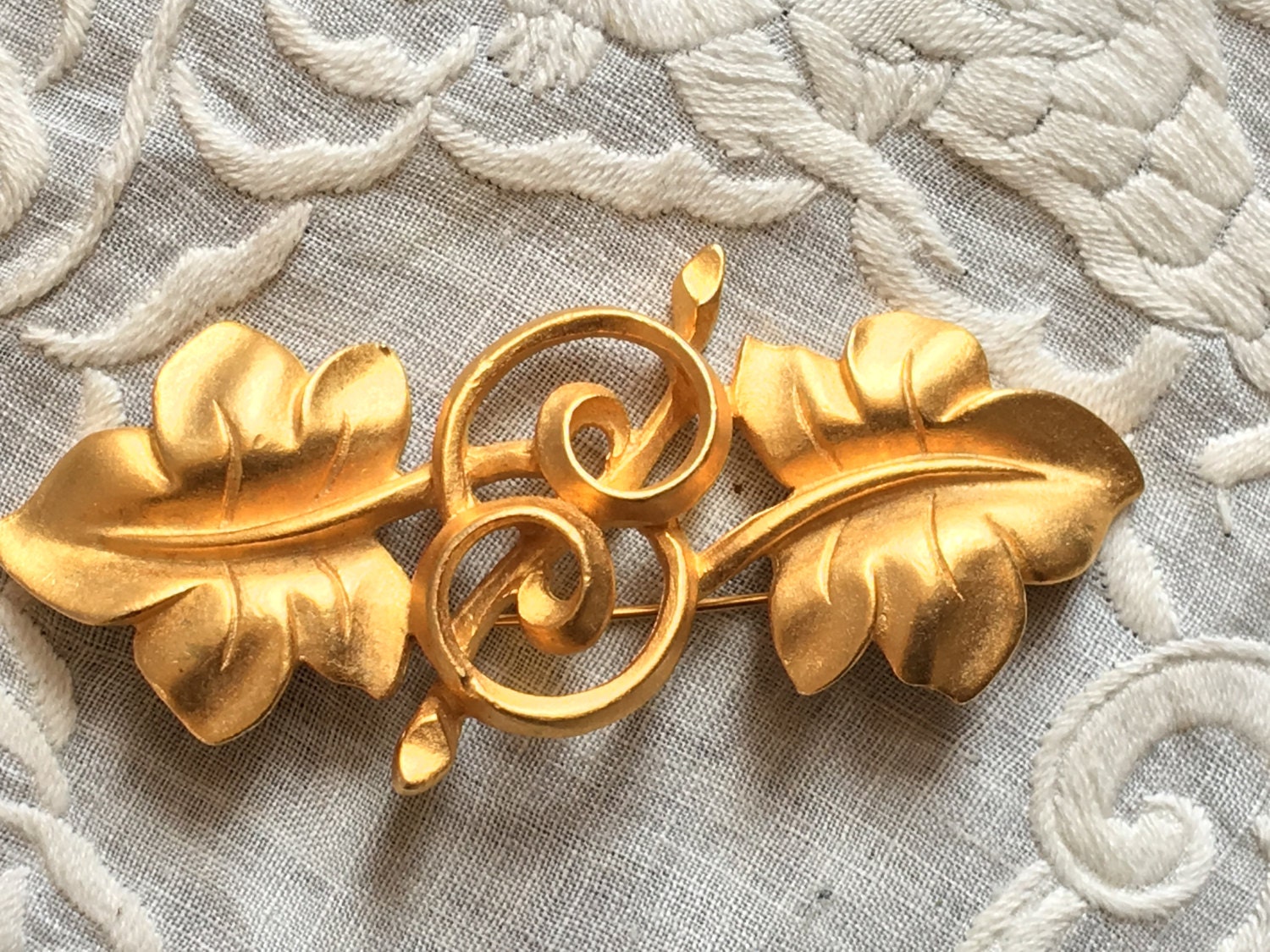 Vintage Brosche. Gold-Metall-Blatt Und Wirbel-Brosche. Helle Matte Gold Brosche Mit Strudeln Zwei Blätter von VeryVictorianStudio