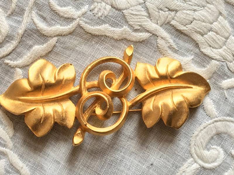 Vintage Brosche. Gold-Metall-Blatt Und Wirbel-Brosche. Helle Matte Gold Brosche Mit Strudeln Zwei Blätter von VeryVictorianStudio
